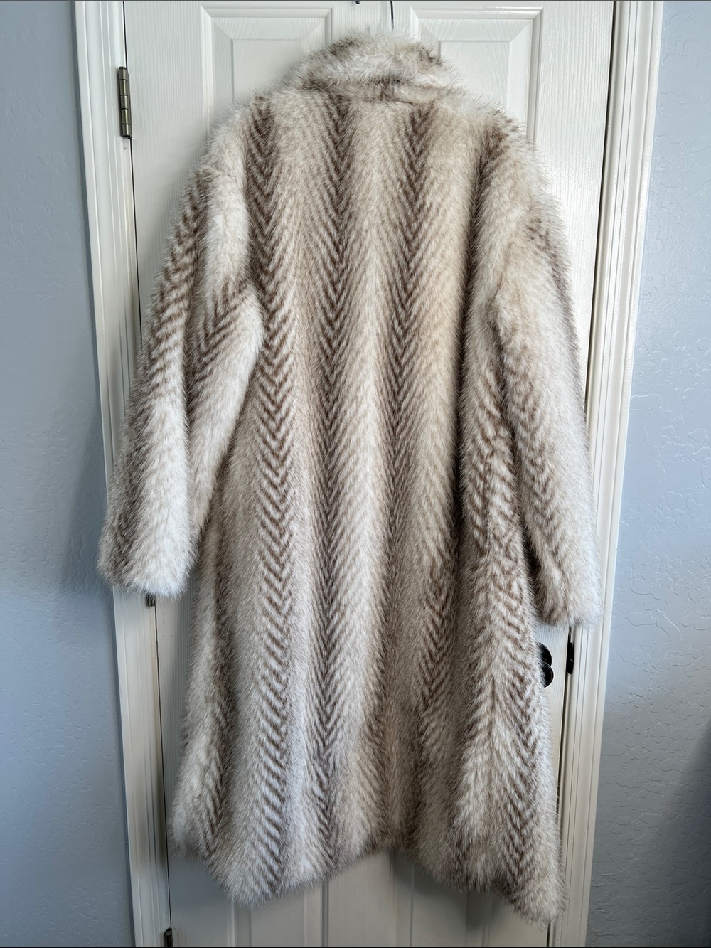 MORE TO COME X Emma Leger Carrie Faux Fur Coat medium - Picture 5 of 9
